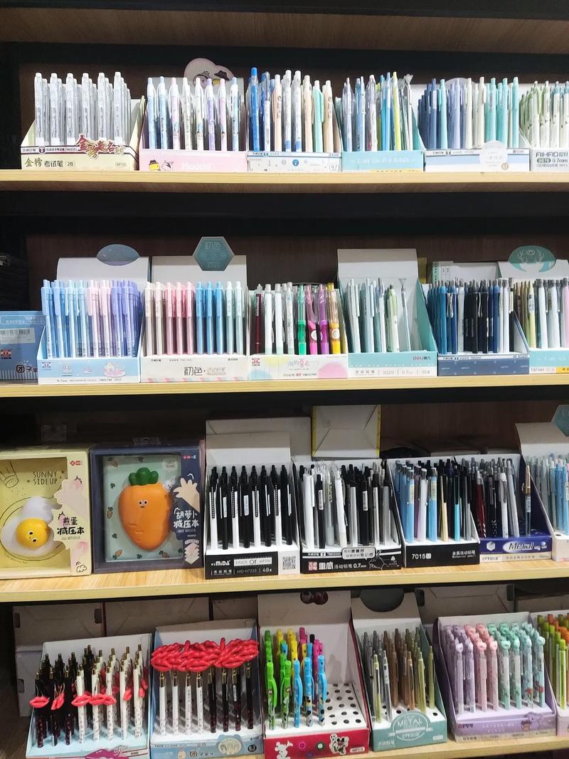 三里灣學(xué)生用品文具店 一遍遍調(diào)整陳列，柜臺(tái)上的小生意大智慧